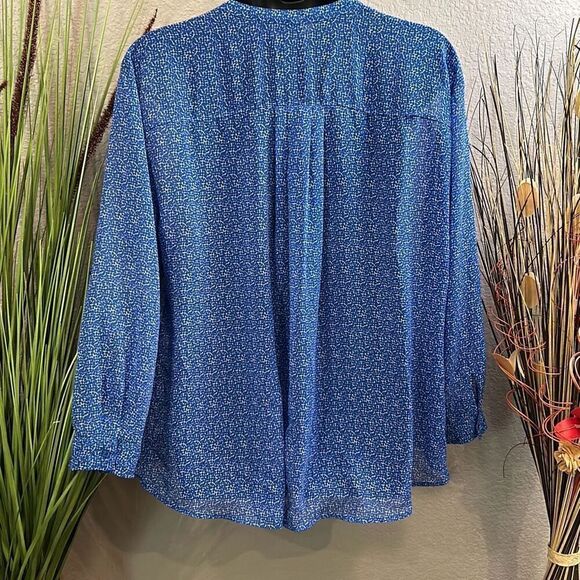 #98 a.n.a blue/white Long adjustable sleeve semi sheer, printed top size 3X - Picture 8 of 8